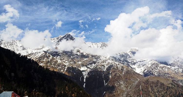 Besneeuwde bergen onder een heldere hemel.