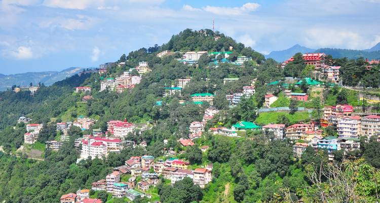 Hillstation met huizen tussen weelderig groen.