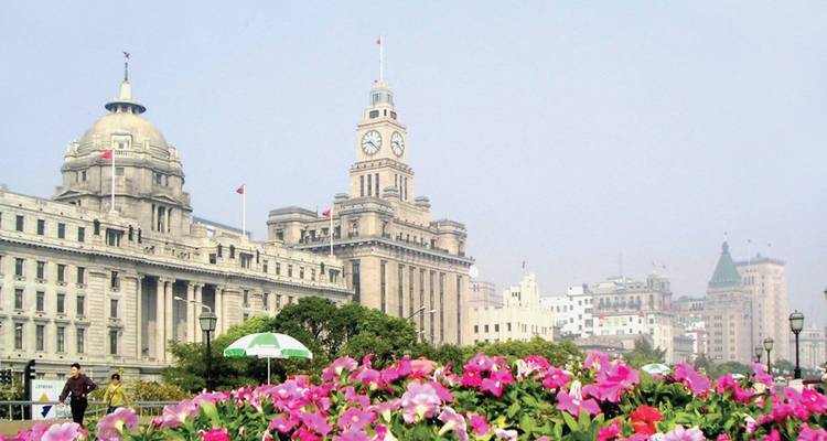 Le Bund à Shanghai avec des fleurs au premier plan.