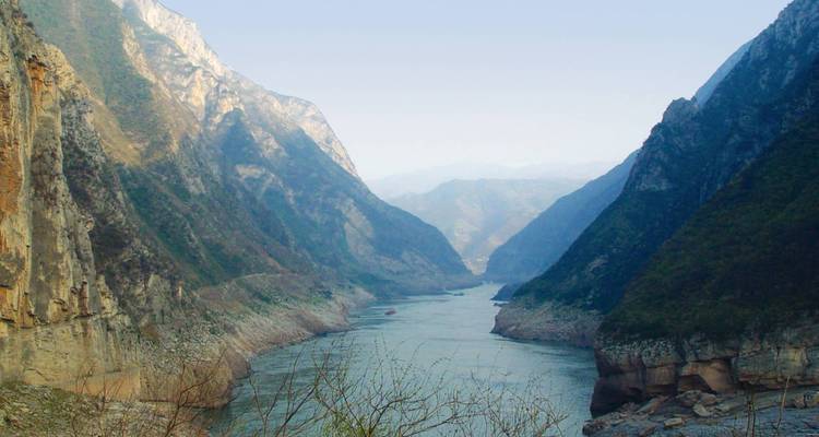 Vue panoramique des Trois Gorges avec une rivière qui les traverse.
