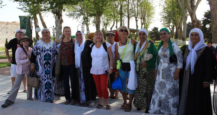 Groupe de personnes en tenue traditionnelle posant pour une photo.