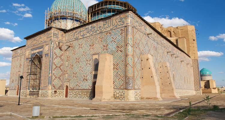 Structure ancienne massive avec des motifs complexes.