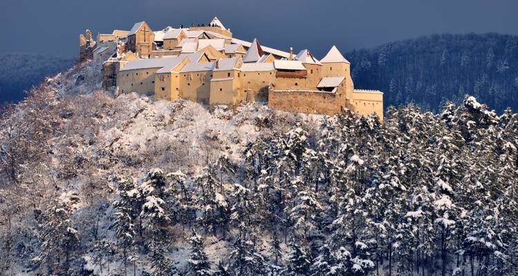 Majestueus fort bovenop een besneeuwde heuvel.