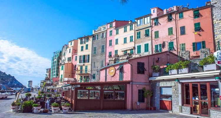 Coloridos edificios frente al mar en una ciudad costera italiana.