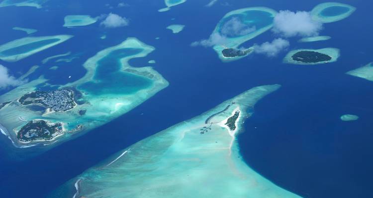 Luchtfoto van verschillende eilanden omringd door turquoise wateren.