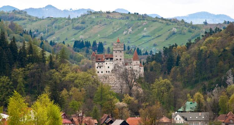 El castillo de Bran tiene como telón de fondo colinas onduladas y bosques.