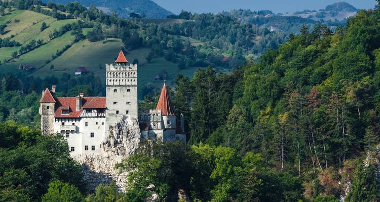 Hermosa vista del castillo de Bran, encaramado en la cima de una colina rocosa.