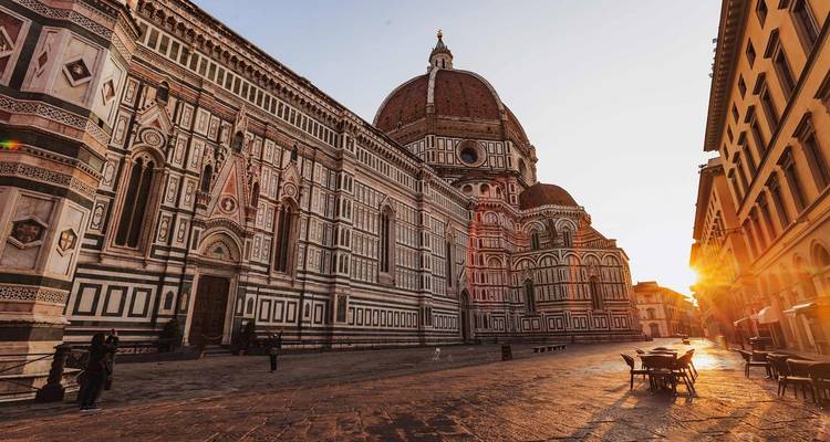 Cathédrale de Florence au lever du soleil, avec des caractéristiques architecturales détaillées.