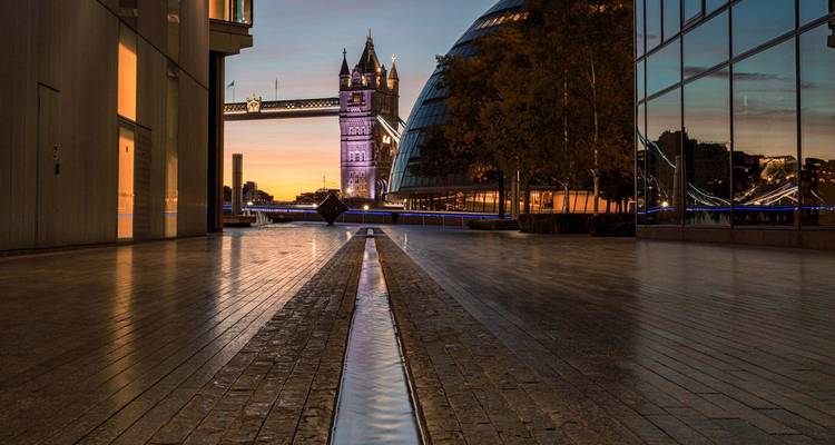 Vue du soir de Tower Bridge et de l'architecture moderne environnante à Londres.