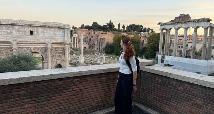 Touriste regardant les ruines antiques du Forum romain pendant le coucher du soleil.