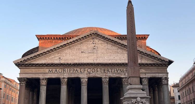 Vue de face du Panthéon avec un obélisque au premier plan, à Rome.