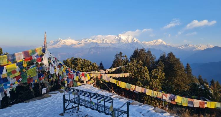 Les drapeaux de prière colorés flottent face à la chaîne de montagnes enneigée d'Annapurna, vue depuis la colline enneigée de Poon au lever du soleil.