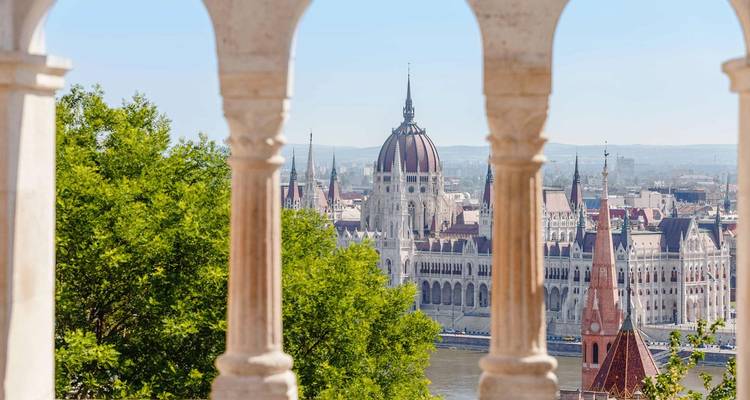 Zicht op het Hongaarse Parlement door bogen.