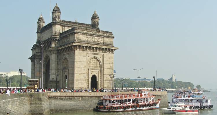 Großer Triumphbogen an einer mit Fähren und Sightseeing-Touristen überfüllten Uferpromenade
