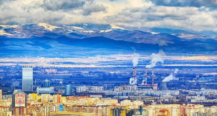 Paysage urbain coloré avec des montagnes au loin.