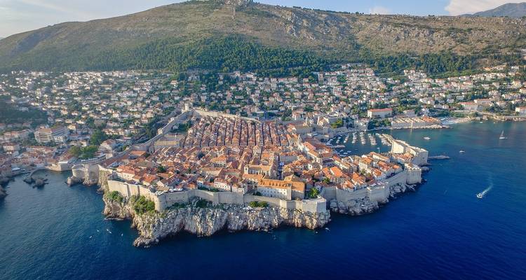Vue aérienne des remparts de la vieille ville de Dubrovnik et de la côte.