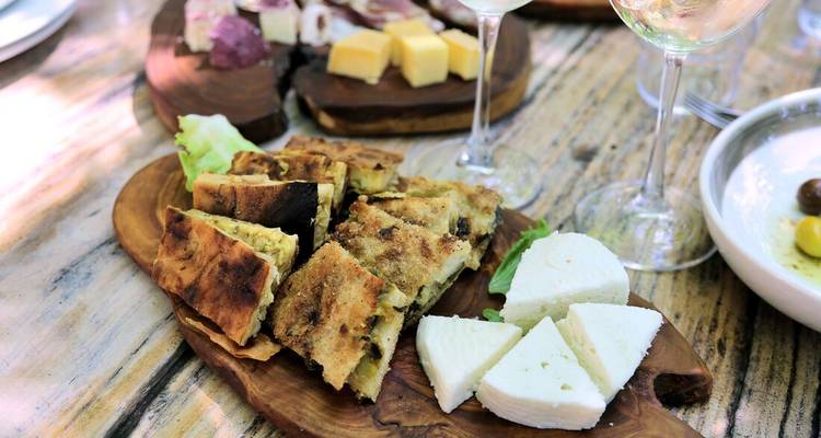 Plateau d'assortiment d'aliments traditionnels avec verres à vin.