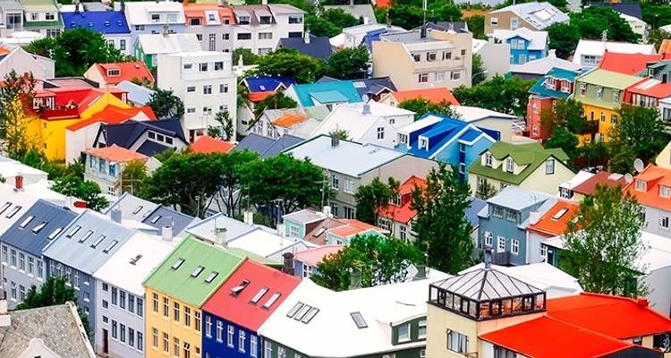 Bunte Dächer von Gebäuden in einer Stadt.