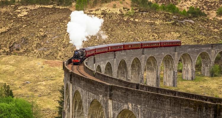 Un tren de vapor cruzando un viaducto curvo grande