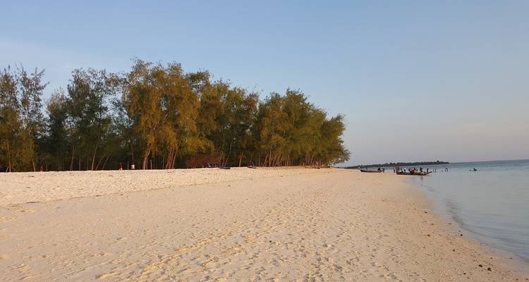 Belle vue de coucher de soleil sur une plage tropicale.