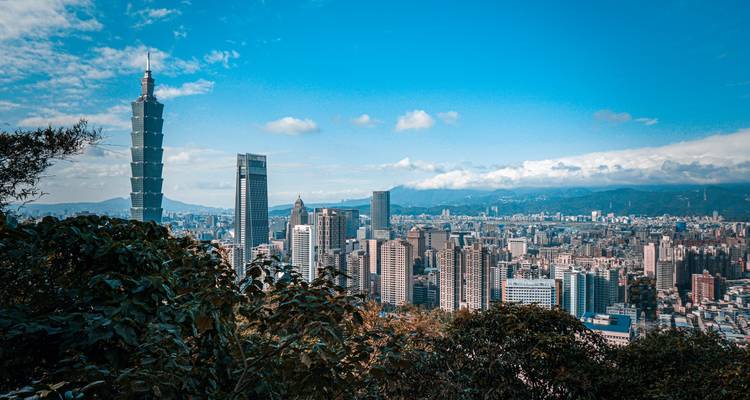 Vue panoramique d'une ville avec des bâtiments emblématiques de grande hauteur.