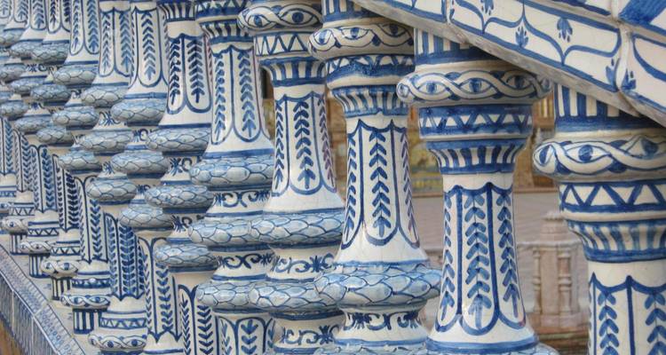 Detail van decoratieve keramische reling.