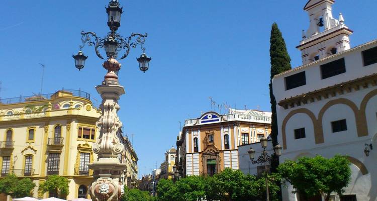 Open openbaar plein met historische gebouwen.