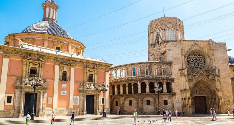Valencias historischer Platz mit einer Kathedrale und Sonnenschein.