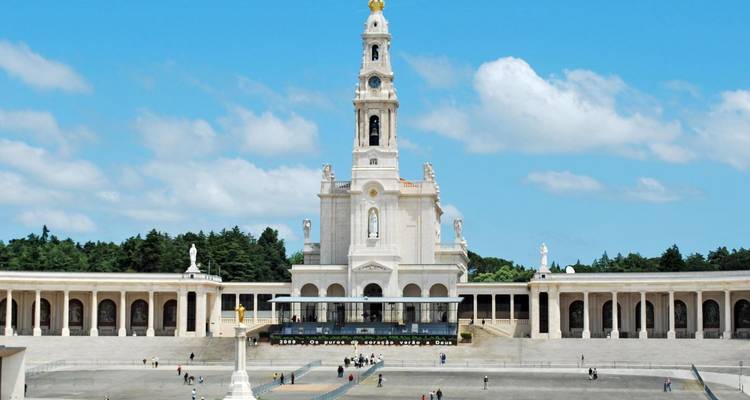 Plaza principal y santuario de Fátima, con un prominente campanario y un espacio abierto.