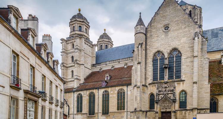 Iglesia histórica en Dijon con cielo gris.