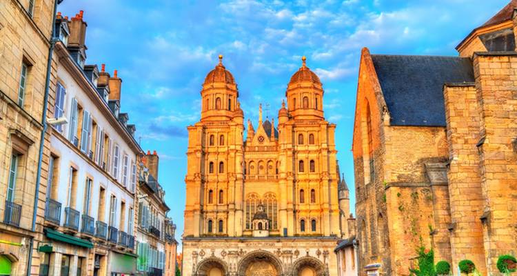 Catedral en Dijon con cielo vibrante.
