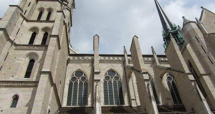Catedral con agujas puntiagudas y cielo nublado.