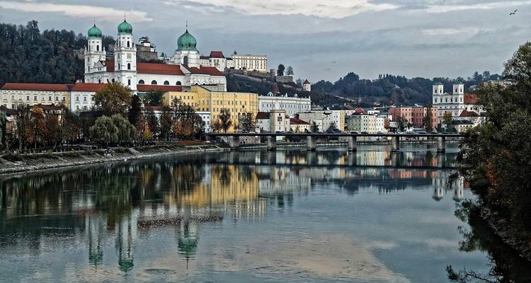 Vista ribereña de Passau con edificios históricos.
