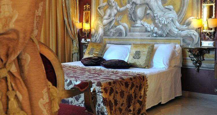 Chambre d'hôtel luxueuse avec une décoration intérieure classique.