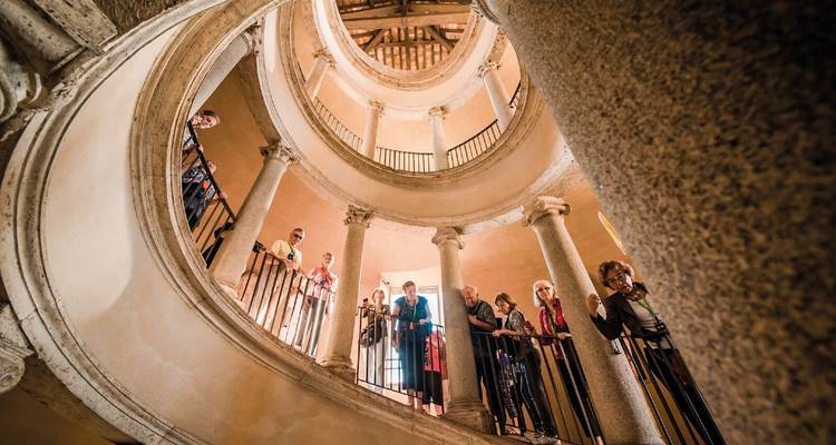 Groupe de visiteurs regardant l'escalier en colimaçon.