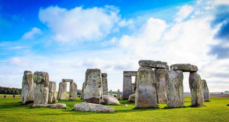 Paysage de Stonehenge par une journée ensoleillée avec un ciel bleu éclatant.