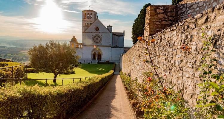 Une vue pittoresque d'une église historique située dans un jardin luxuriant.