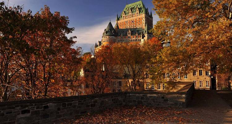 Château Frontenac in Quebec City mit Herbstlaub.