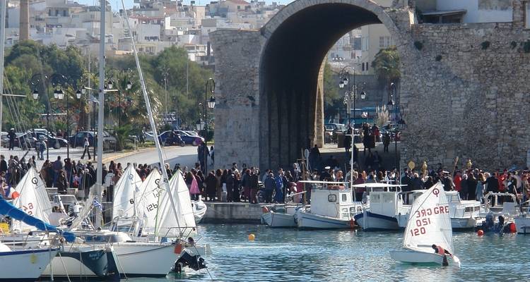 Puerto ocupado con barcos y gente.