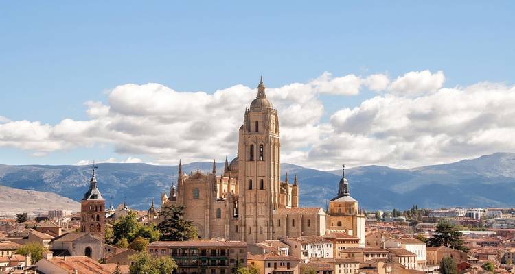 Cathédrale de Ségovie, Espagne, avec paysage urbain au premier plan.