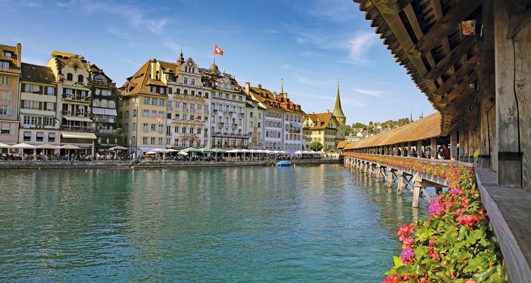 Le Pont de la Chapelle de Lucerne avec des fleurs et vue sur le lac.
