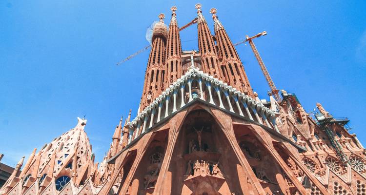 Sagrada Familia bajo un cielo azul despejado.