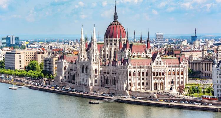 Le bâtiment du Parlement hongrois le long du Danube sous un ciel dégagé.