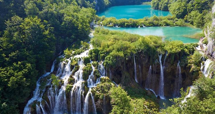 Lagos turquesa vibrantes conectados por múltiples cascadas en un exuberante bosque