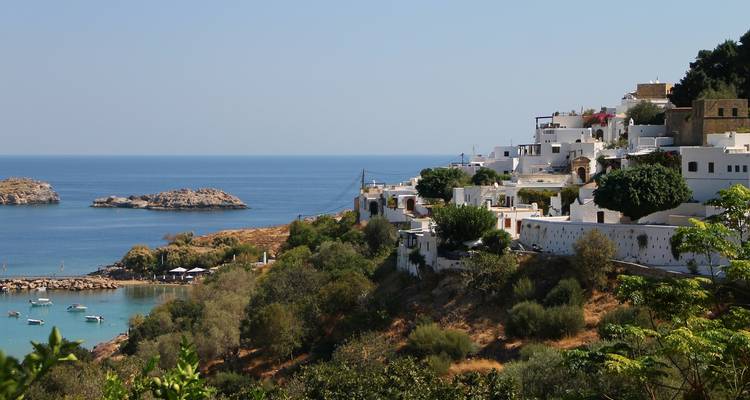 Ägäisches Meer mit einem Küstendorf auf Rhodos.