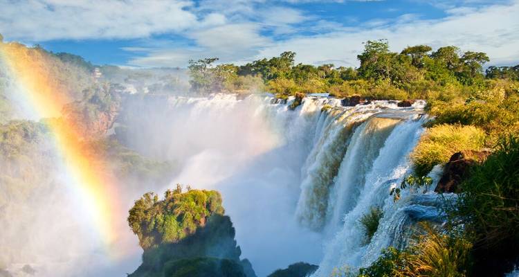 Vista espectacular de una cascada con un arcoíris.