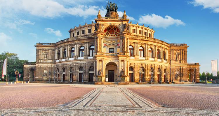 Semperoper Dresden, una histórica casa de ópera bajo un cielo azul.