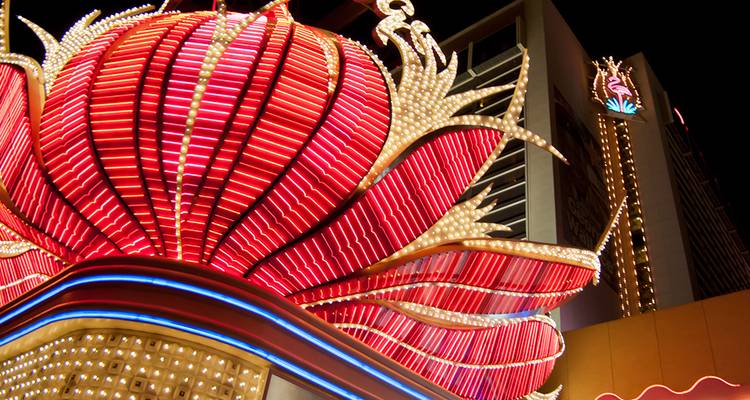 Leuchtendes Neon-Lotusblueten-Marquee des Flamingo Hotels, das gegen den Nachthimmel in Las Vegas strahlt.