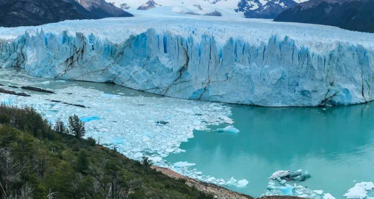 Vue panoramique du front du glacier Perito Moreno qui libère des icebergs dans une eau turquoise