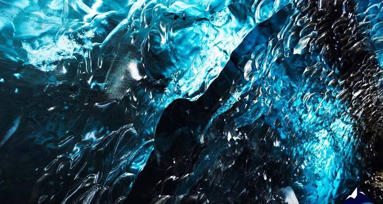 Cueva de hielo intrincada con patrones azules y negros.
